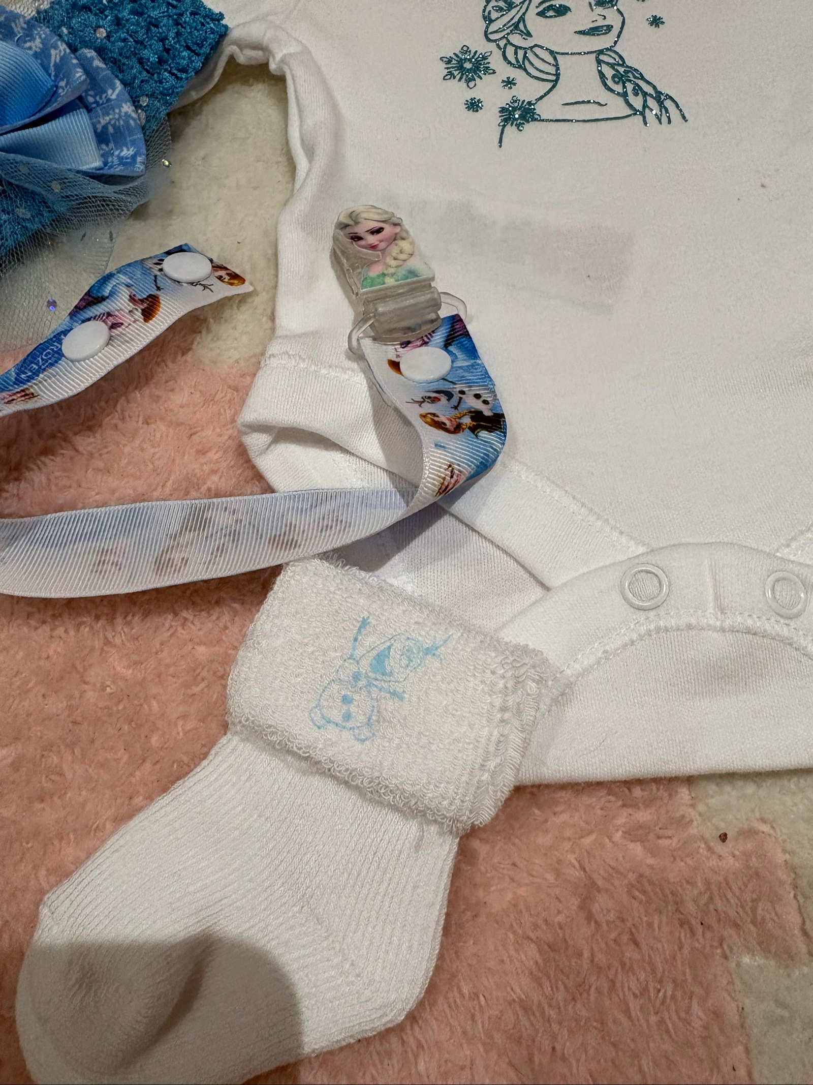 Ensemble bébé – Body + bavoir + attache tétine + bandeau + chaussettes – photo 2